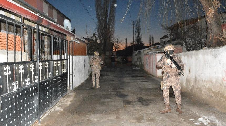 Kayseri&rsquo;de 34 adrese eş zamanlı operasyon: 18 g&ouml;zaltı