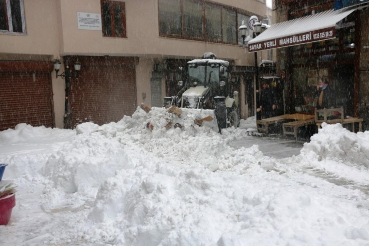 Bitlis&rsquo;te duraklar, tabelalar, evler kardan kayboldu