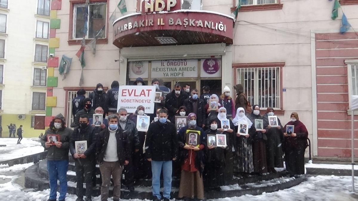 HDP &ouml;n&uuml;ndeki aileler evlat n&ouml;betini kar yağışı altında s&uuml;rd&uuml;rd&uuml;