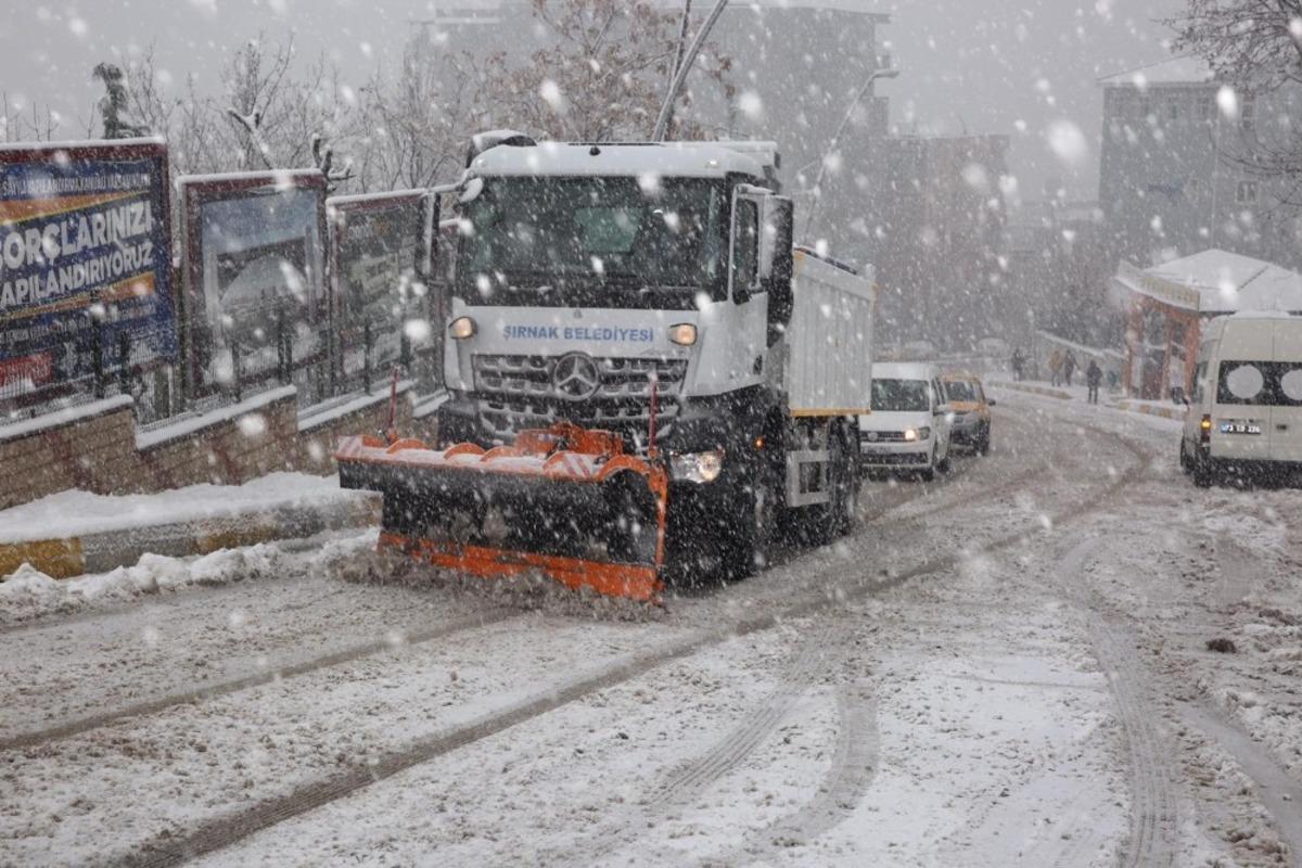 Şırnak&rsquo;ta kar esareti: Hakkari ve Siirt&rsquo;e ulaşımlar kesildi, 23 k&ouml;y yolu ulaşıma kapandı