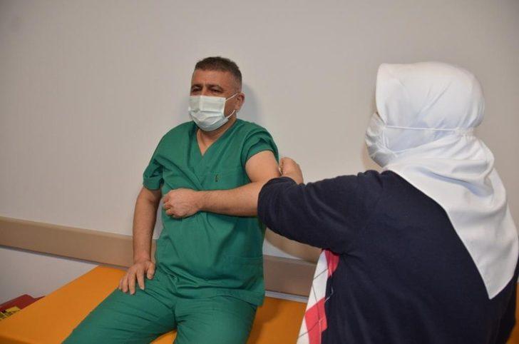 Başhekim Aktürk’te aşı oldu G1