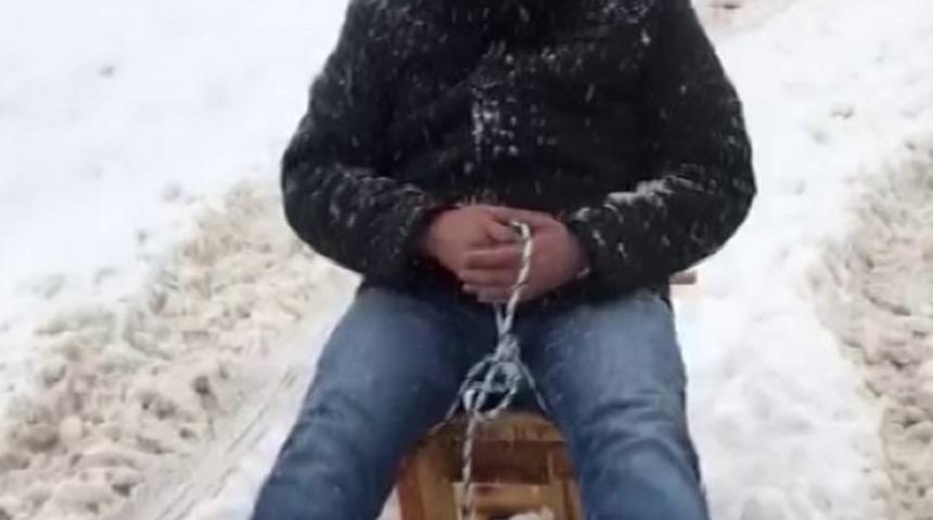 Kızağı arabanın arkasına bağladı, çocuklar gibi eğlendi