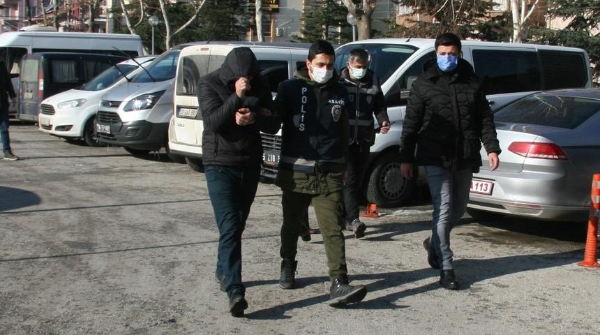 Tekel bayisine giren 2 şahıs 30 bin TL&rsquo;lik soygun yaptı