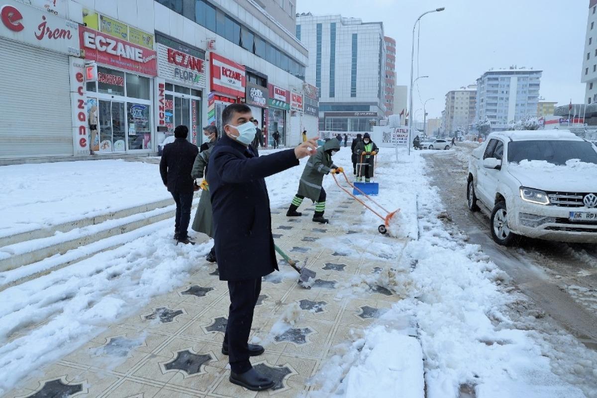 Başkan Fadıloğlu sahada g&ouml;rev yapan personeli ziyaret etti