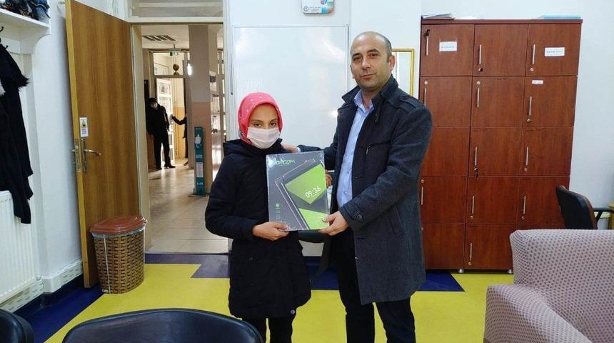 S&uuml;t &Uuml;r&uuml;nleri fabrikalarından &ouml;ğrencilere tablet desteği
