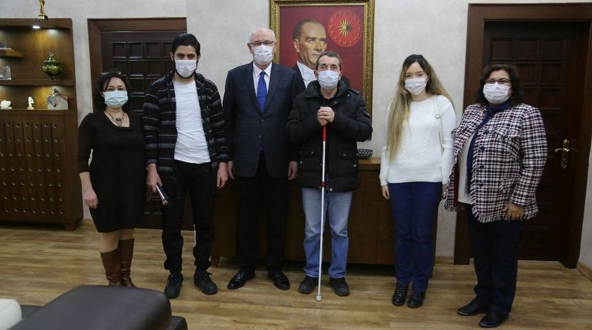 Başarılı g&ouml;rme engelli sporculardan Başkan Kurt&rsquo;a ziyaret