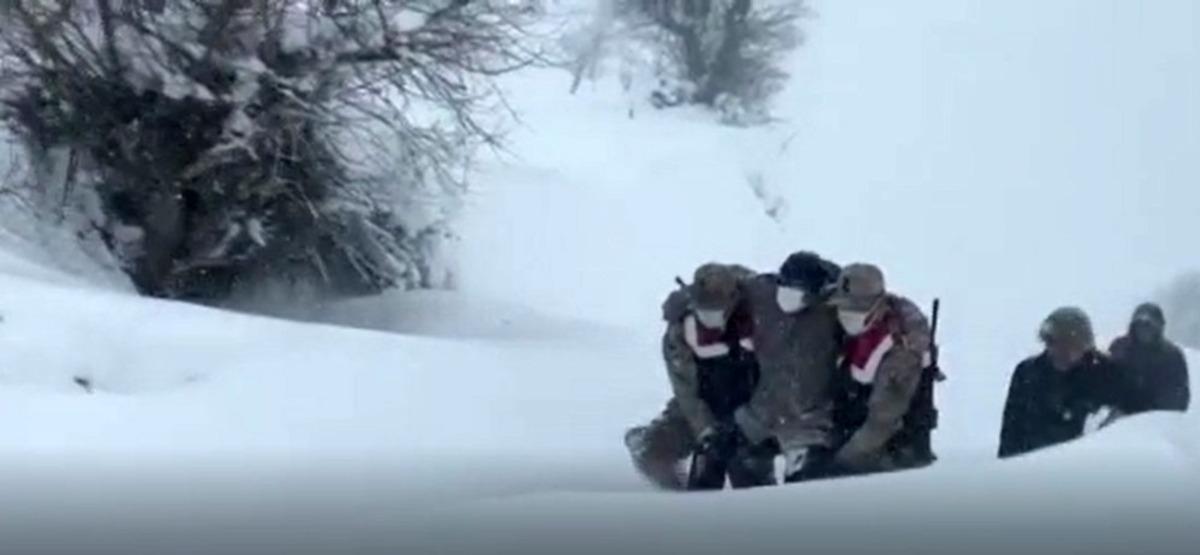 Odun toplamaya giderken mahsur kalan vatandaşı jandarma kurtardı