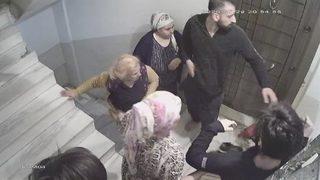 Komşu dehşeti kamerada! Evini basıp tekme tokat dövdüler