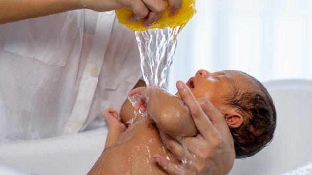 Yeni doğan bebek nasıl yıkanır, bebek doğduktan sonra tuzlanır mı?