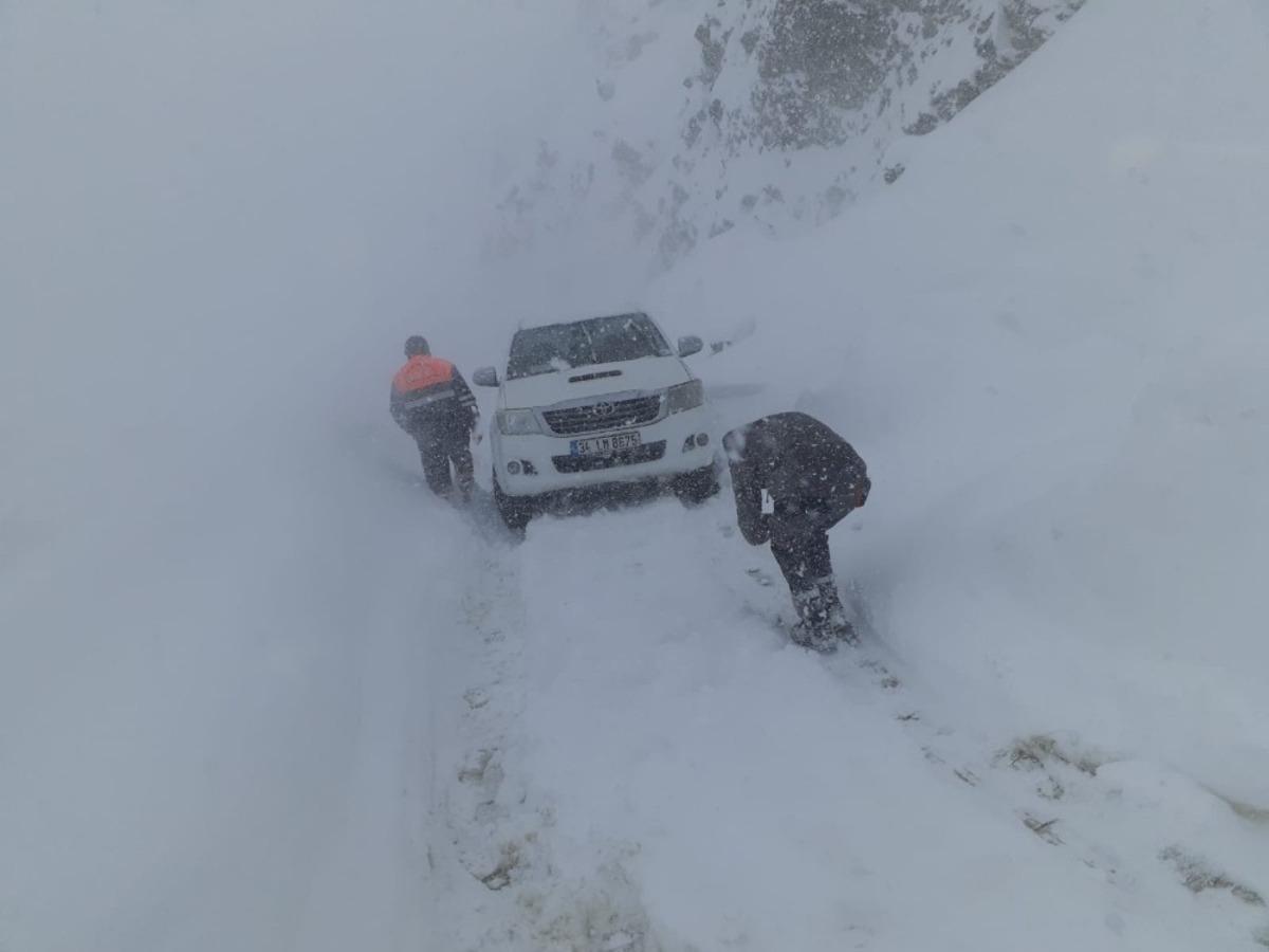 Belediye ekiplerinin karda zor anları