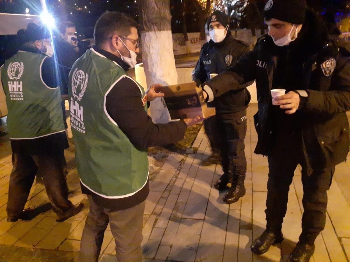 Polislere salep ve tatlı ikramı