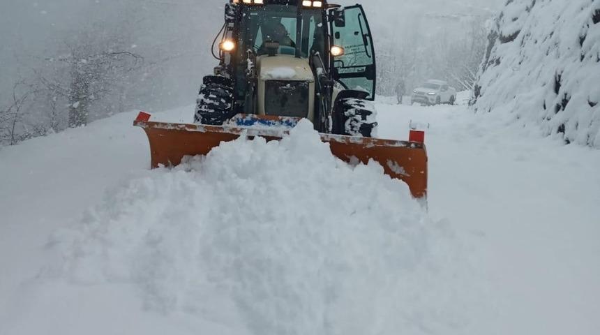 D&uuml;zce&rsquo;de kar nedeniyle kapanan 228 k&ouml;y yolu ulaşıma a&ccedil;ıldı
