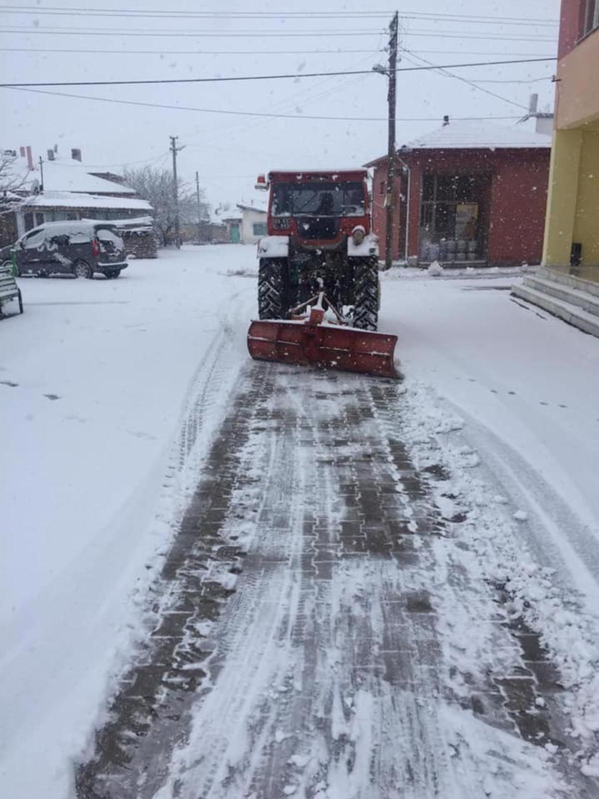 Ekipler gece g&uuml;nd&uuml;z &ccedil;alışarak yolların buzlanmasını engelledi