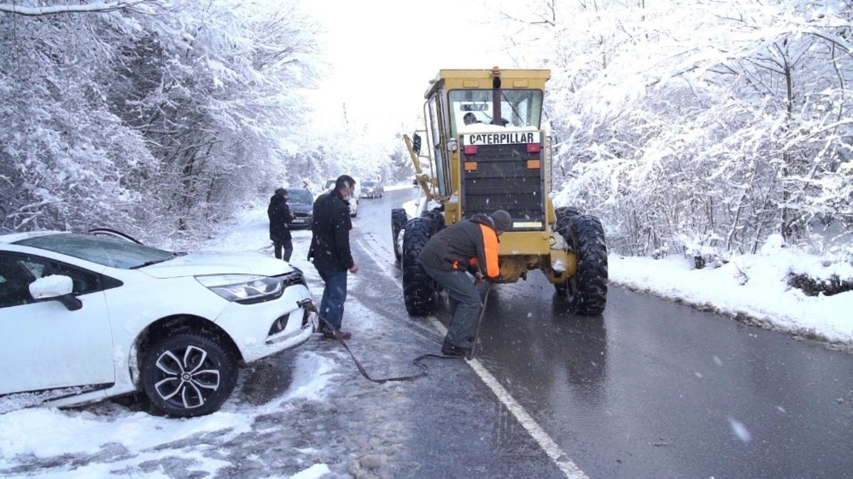 Kaza yapan aracı ekipler kurtardı