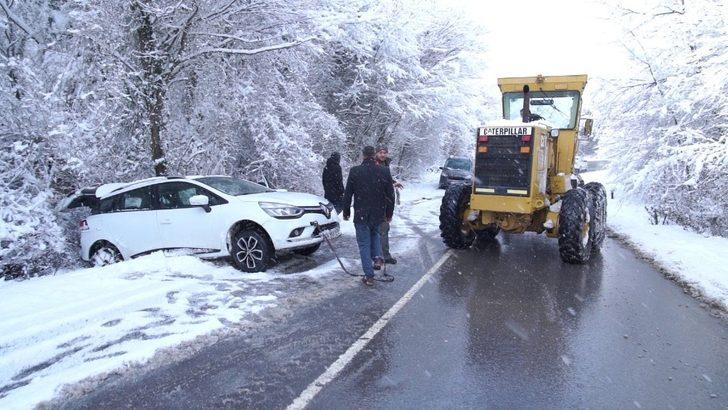 Kaza yapan aracı ekipler kurtardı G2