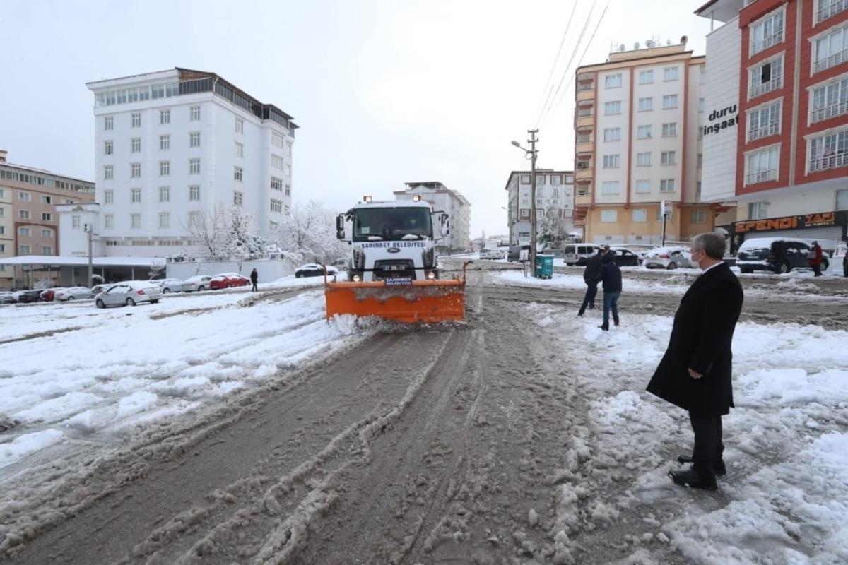 Şahinbey&rsquo;de karlı yollara anında m&uuml;dahale