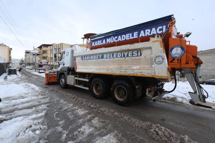 Şahinbey’de karlı yollara anında müdahale G3