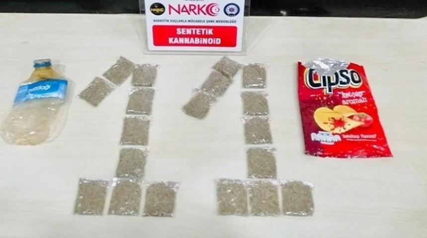 Uyuşturucuyu cips poşeti i&ccedil;erisine gizlemiş