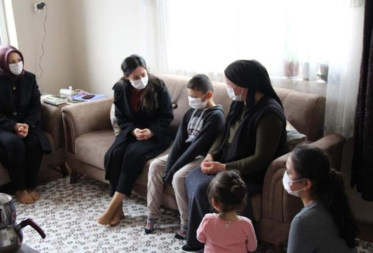 Kaymakam aileleri &ccedil;at kapı ziyaret etti