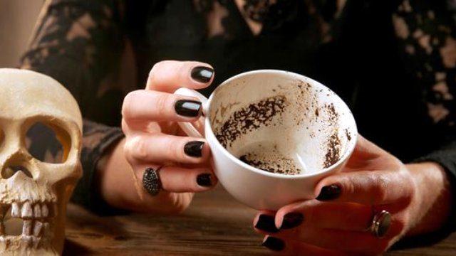 Her defasında ‘Evet bildi’ diyerek göklere çıkarttığımız falcıların 10 klişe kehaneti!