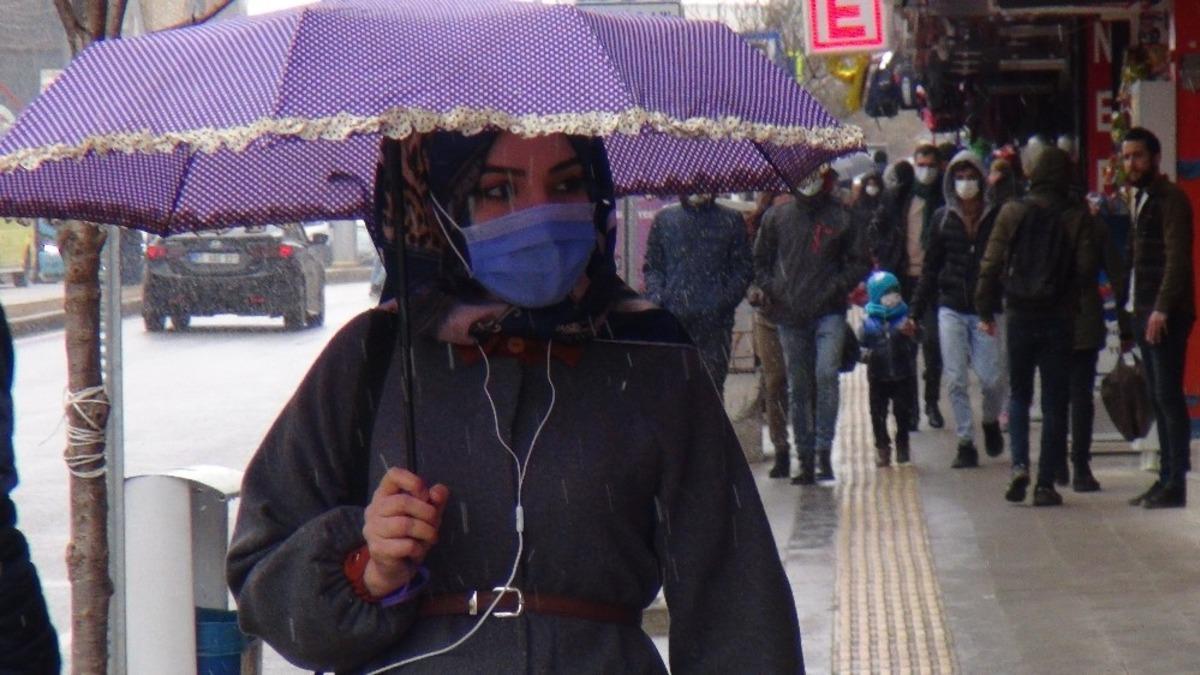 Van&rsquo;da beklenen kar yağışı başladı