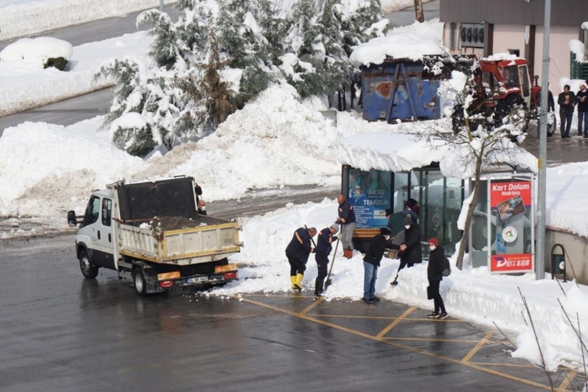 D&uuml;zce Belediyesi ekiplerinin kar temizliği s&uuml;r&uuml;yor