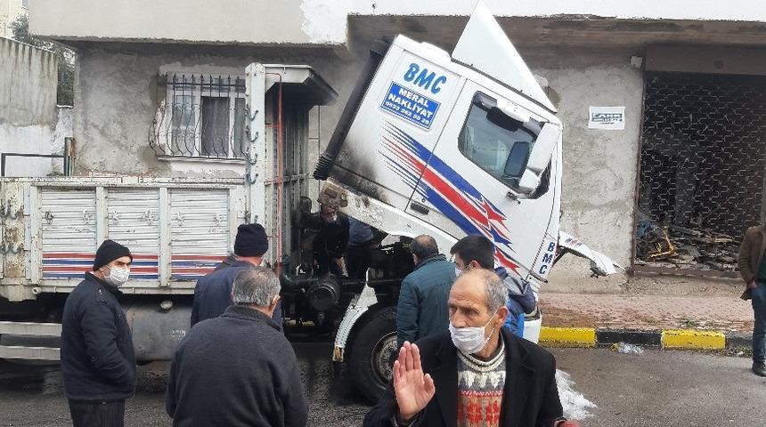 Donan yakıt deposunu ısıtmak isterken kamyonu k&uuml;le d&ouml;n&uuml;yordu