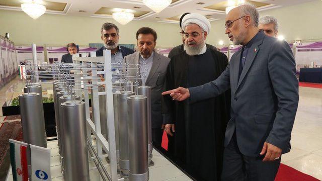 İran'da hükümet, nükleer programın barışçıl olduğunu ileri sürüyor.