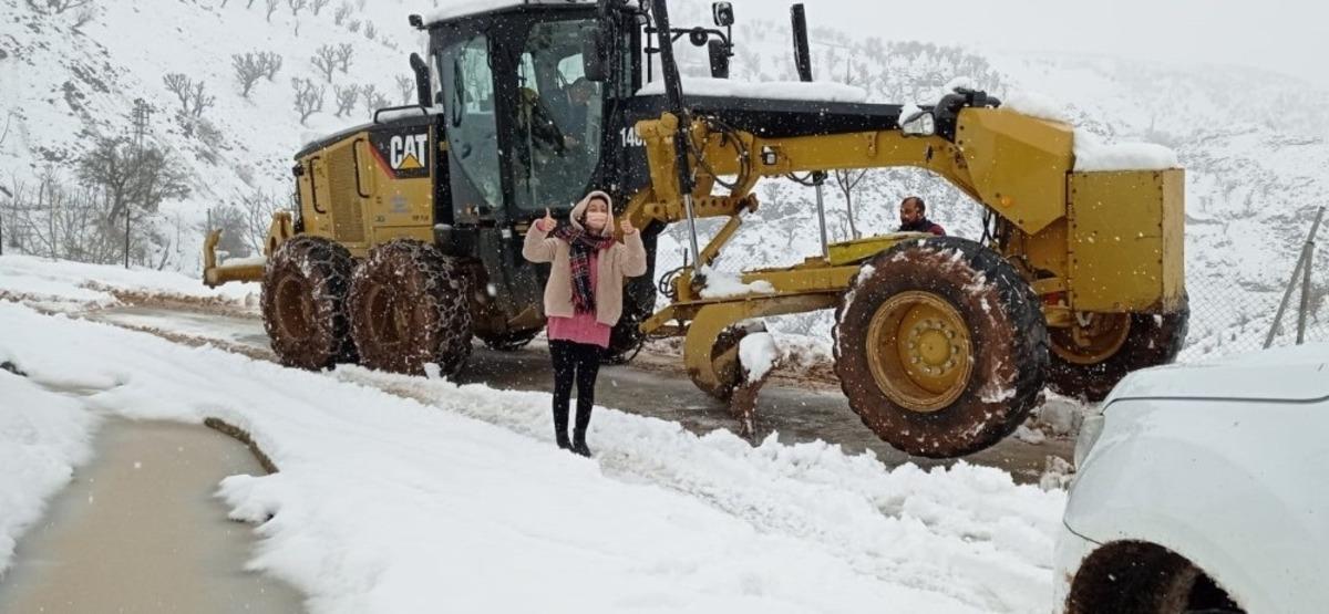 Batman&rsquo;da, yoğun kar nedeni ile k&ouml;y okulunda mahsur kalan &ouml;ğretmen kurtarıldı
