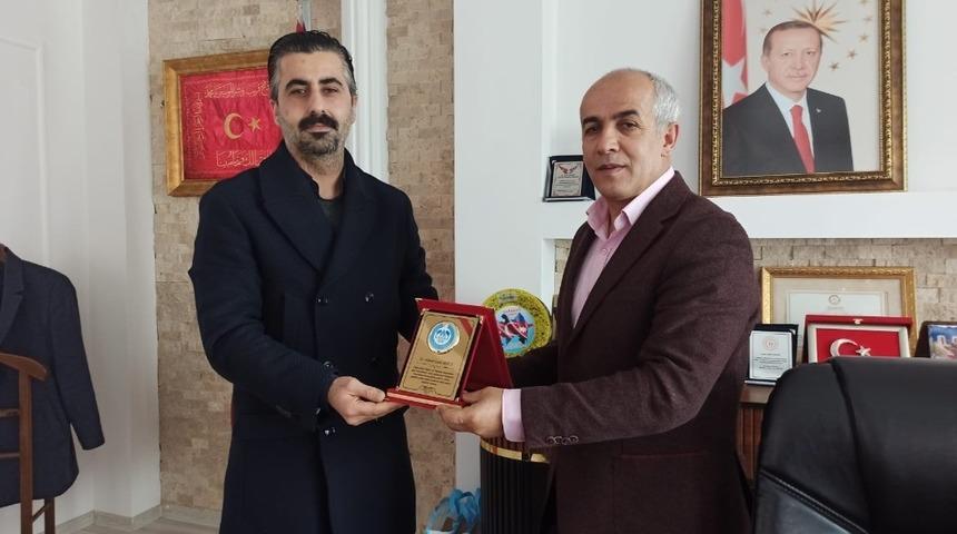 İş adamı Akkuş&rsquo;tan &ouml;ğrencilere tablet desteği