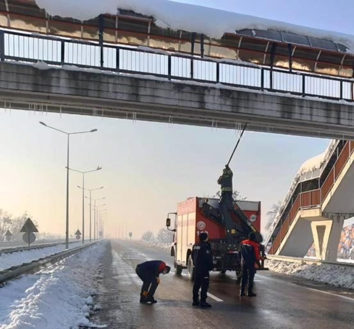 İtfaiye ekiplerinin buz sarkıtları mesaisi
