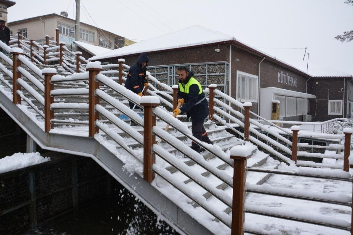 Ergani kar yağışı sonrası beyaza b&uuml;r&uuml;nd&uuml;