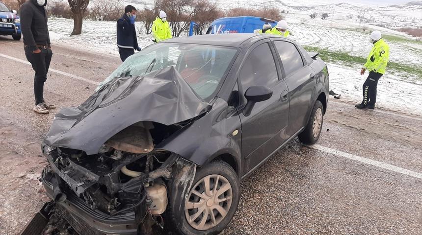 Adıyaman'da hafif ticari ara&ccedil; ile otomobil &ccedil;arpıştı: 4 yaralı