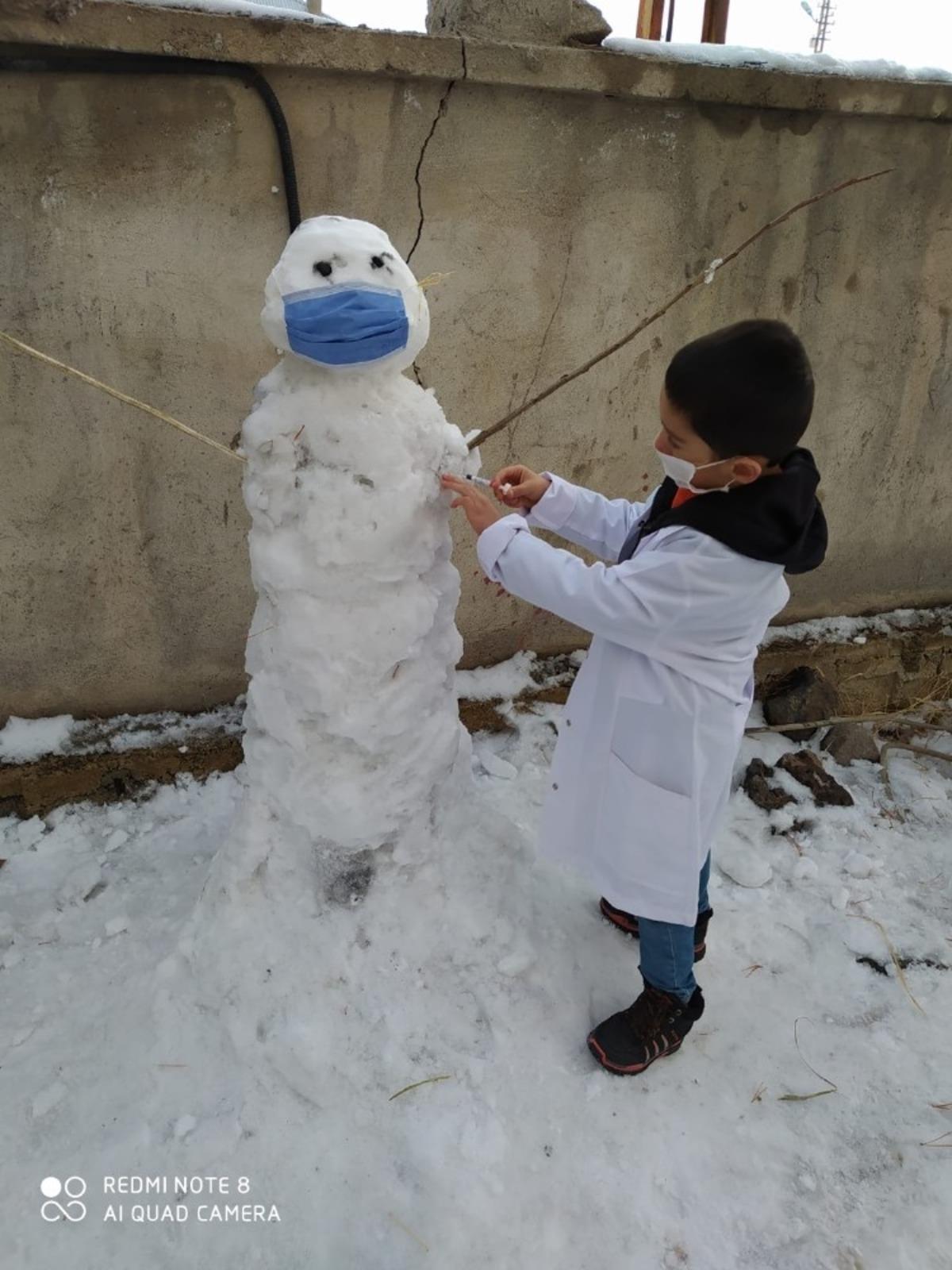Kardan adama maske takıp korona aşısı yaptırdı