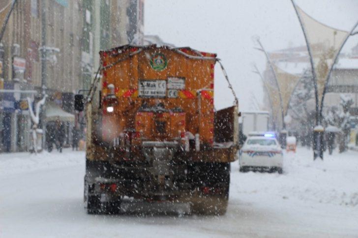 Bingöl’de belediye ekiplerinin karla mücadele çalışması G2
