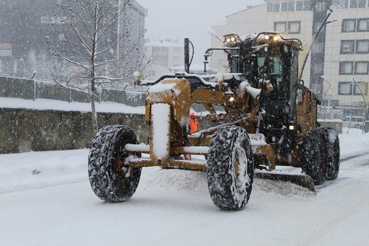 Bingöl’de belediye ekiplerinin karla mücadele çalışması G4