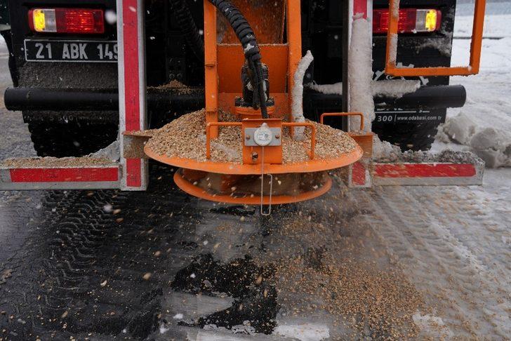 Diyarbakır Büyükşehir Belediyesi, karla mücadele çalışmalarına hızlı başladı G3