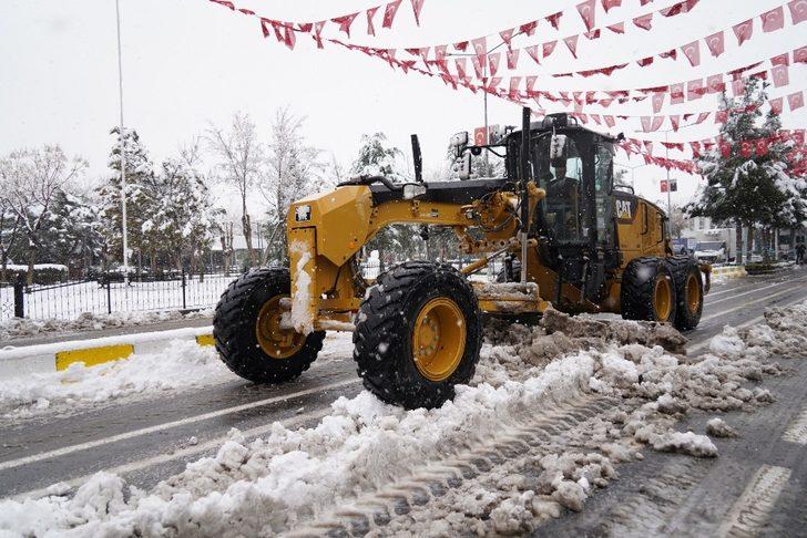 Diyarbakır Büyükşehir Belediyesi, karla mücadele çalışmalarına hızlı başladı G4