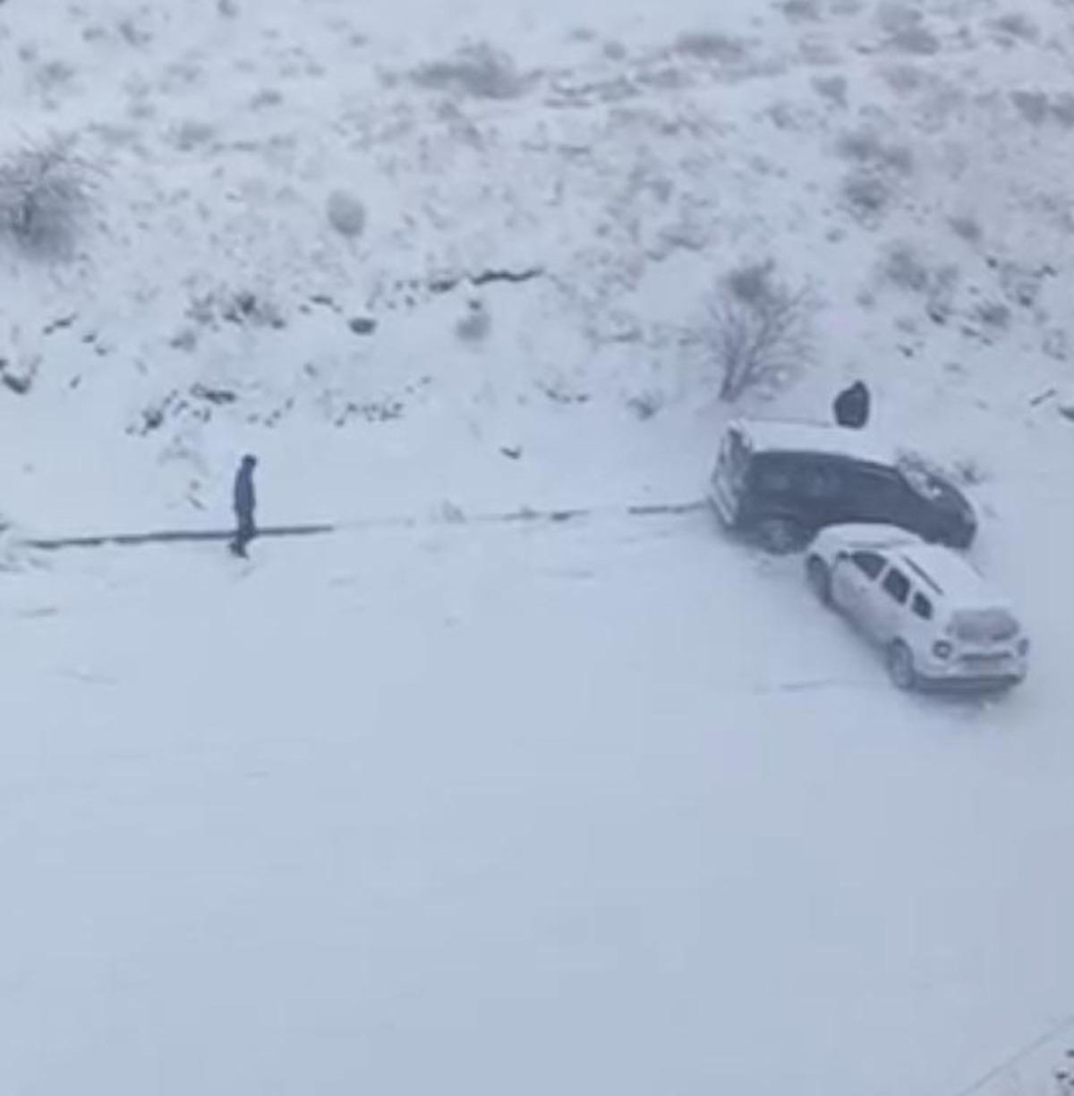 Elazığ&rsquo;da karlı yolda otomobil b&ouml;yle kaydı