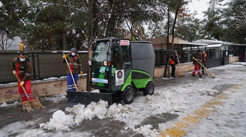 Diyarbakır&rsquo;da kaldırımlarda kar temizleme &ccedil;alışması başlatıldı