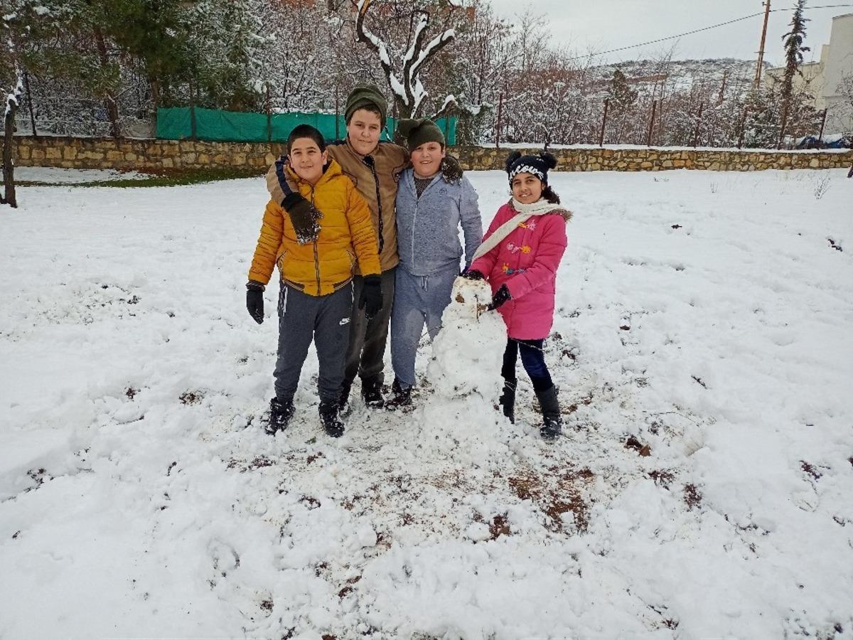Dicle&rsquo;de &ccedil;ocukların kar keyfi