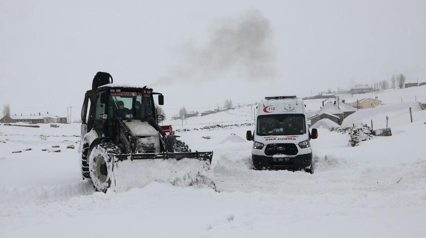 Hamile kadın 4 saatlik &ccedil;alışmayla hastaneye ulaştırıldı