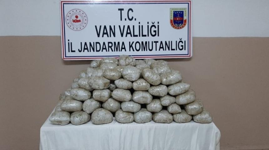 Jandarma, katır sırtındaki &ccedil;uvallarda 122 kilo esrar ele ge&ccedil;irildi