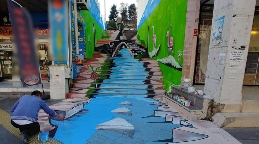 Tarihi Cendere Köprüsü merdivene resmedildi