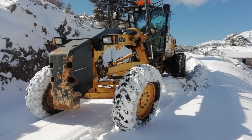 Yaylada karda mahsur kalan vatandaş kurtarıldı