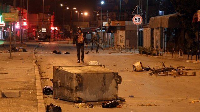 Çoğunluğunu gençlerin oluşturduğu göstericiler güvenlik güçlerine taş ve molotof kokteyli attı. Polis ise göstericilere tazyikli su ve biber gazıyla yanıt verdi.