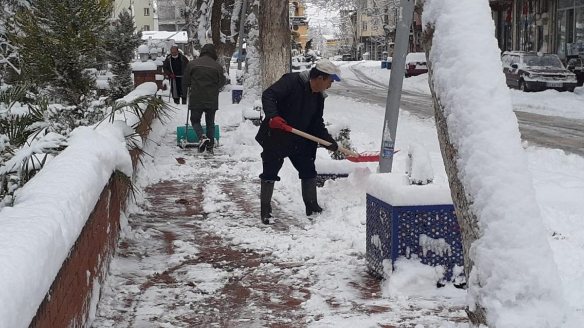 G&ouml;lbaşı il&ccedil;esinde kar temizliği