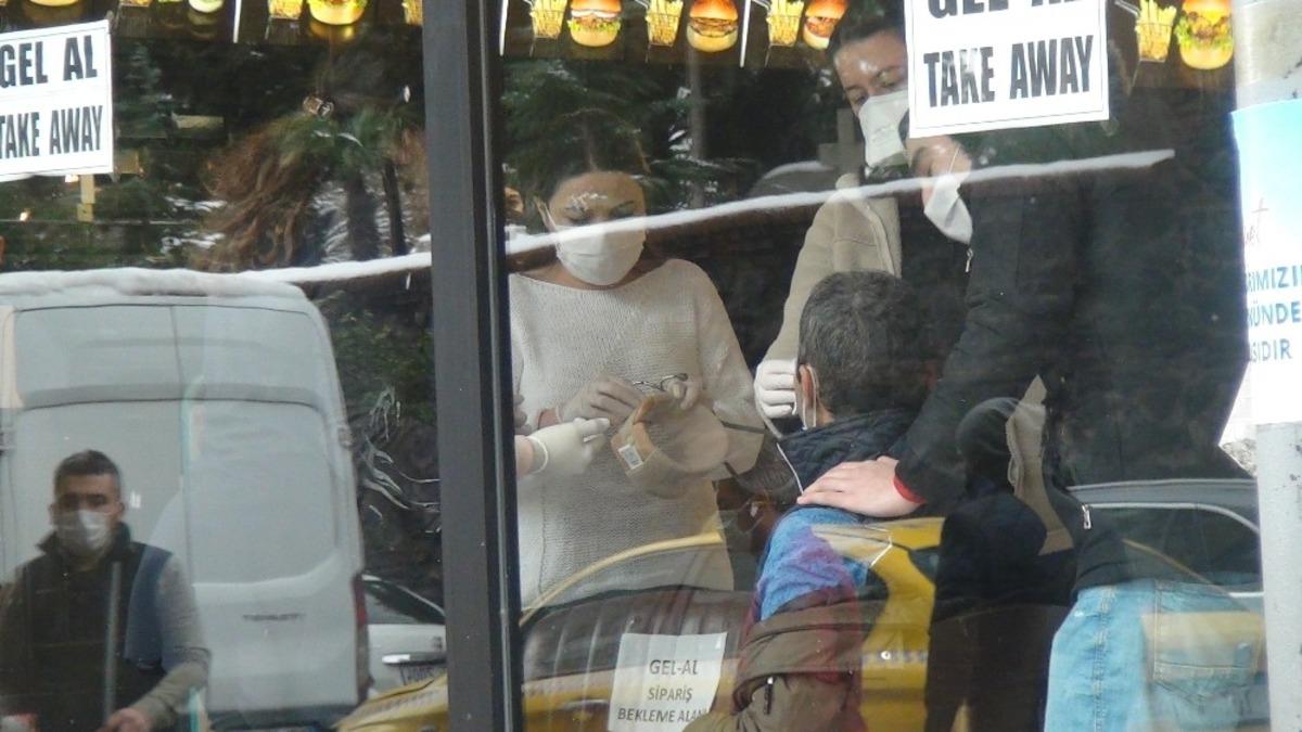 (&Ouml;zel) İstanbul&rsquo;un g&ouml;beğinde akıl almaz olay: Turistin başına buz k&uuml;tlesi d&uuml;şt&uuml;