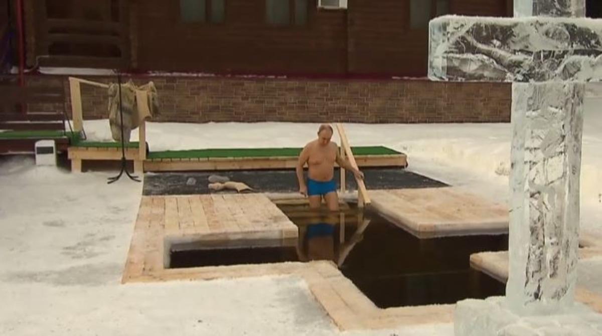 Putin Ortodoks Noel'ini buzlu suya girerek kutladı