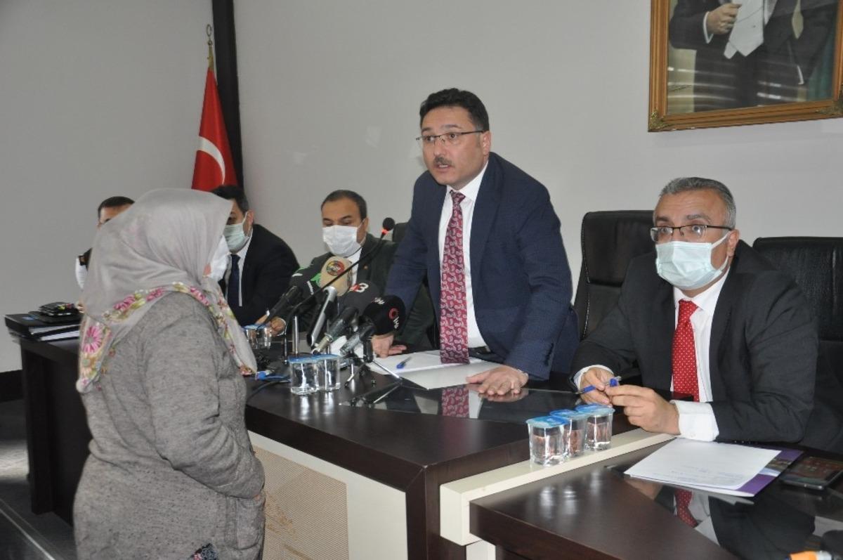 Halk toplantısında katılan vatandaşlar validen tablet istedi